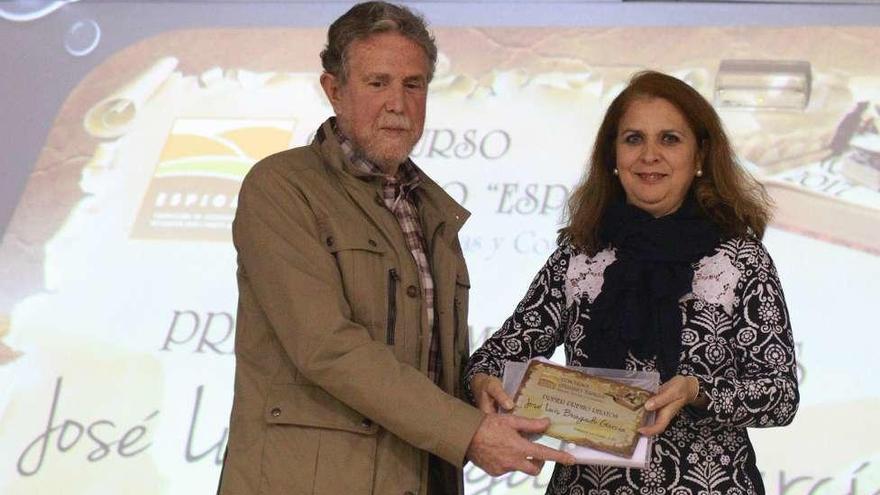José Luis Bragado recoge su premio de manos de la presidenta de la Federación Espigas, Flor Guerrero. A la derecha, un momento del recital &quot;La vida en verso&quot;.