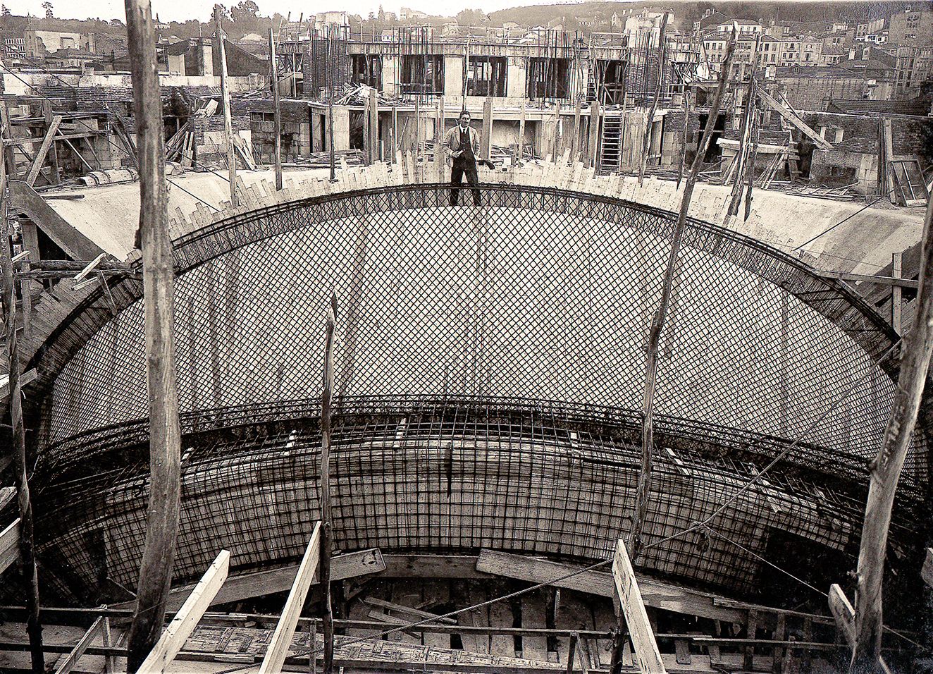 Imágenes de la construcción del teatro García Barbón, obras que se iniciaron en 1913 y concluyeron en 1927, siguiendo el proyecto del arquitecto Antonio Palacios.  Afundac ( (7).jpg