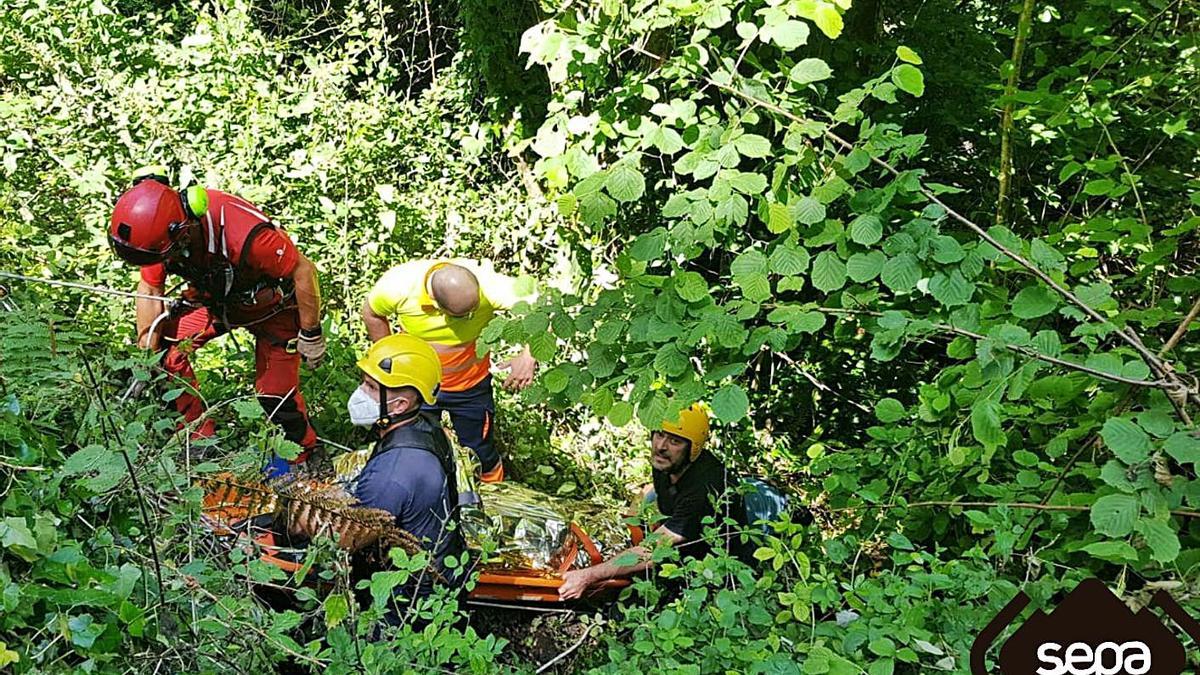 Un momento del rescate del ciclista. | SEPA