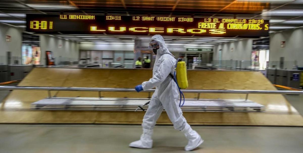 Un miembro de la UME en la estación del TRAM de Luceros.