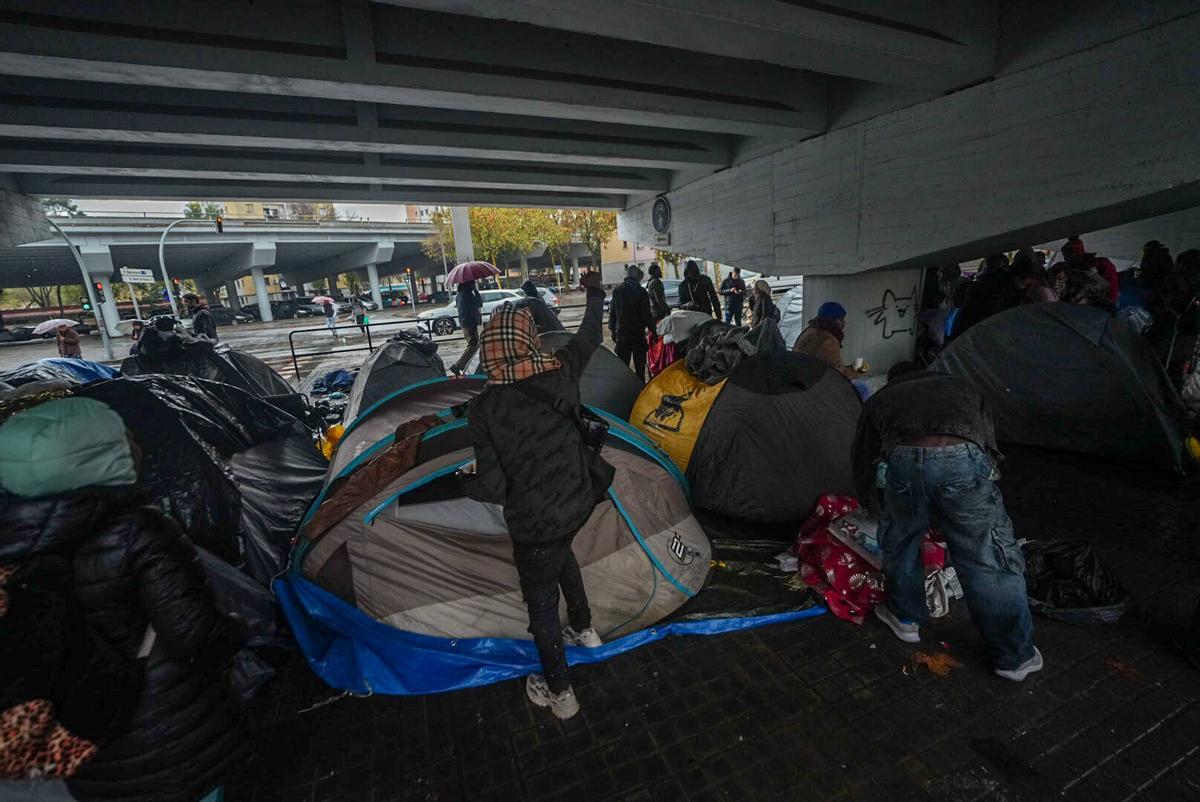 Los desalojados del B9 acampan bajo el puente de la C-31 en Badalona para protegerse de las lluvias intensas Los desalojados del B9 acampan bajo el puente de la C-31 en Badalona para protegerse de las lluvias intensas