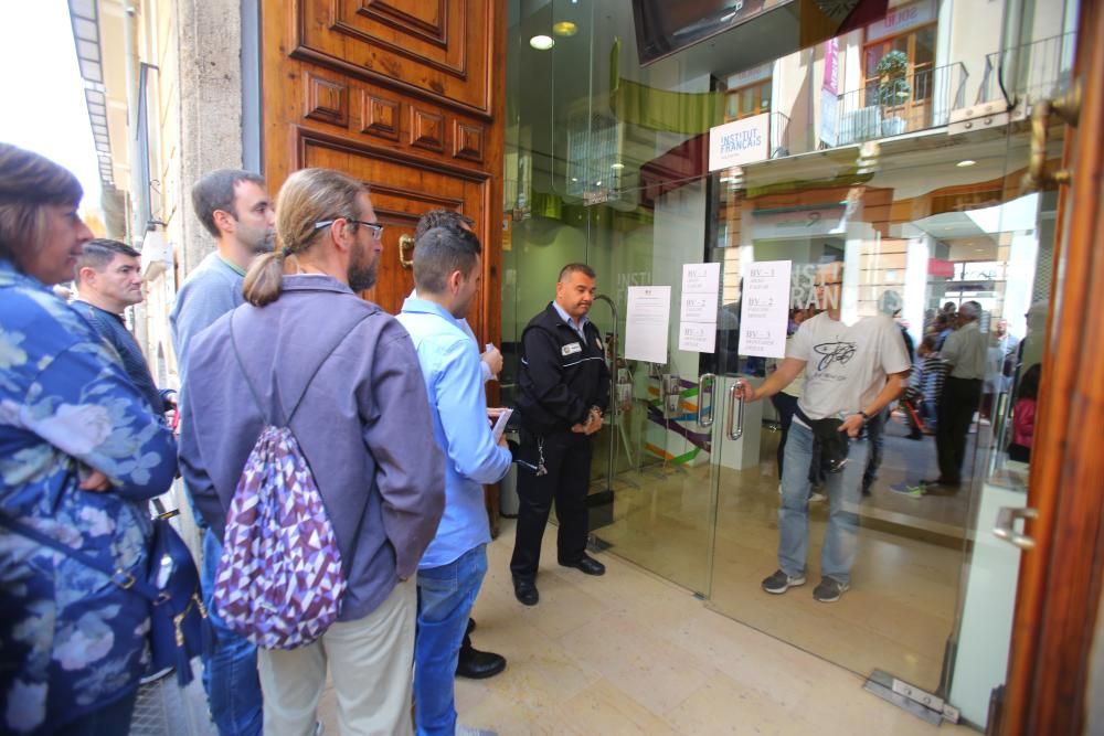 Ciudadanos franceses votan en València en la primera vuelta de las elecciones galas.