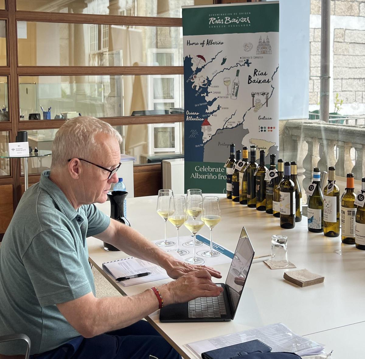 El experto durante su visita a la sede de la DO Rías Baixas.
