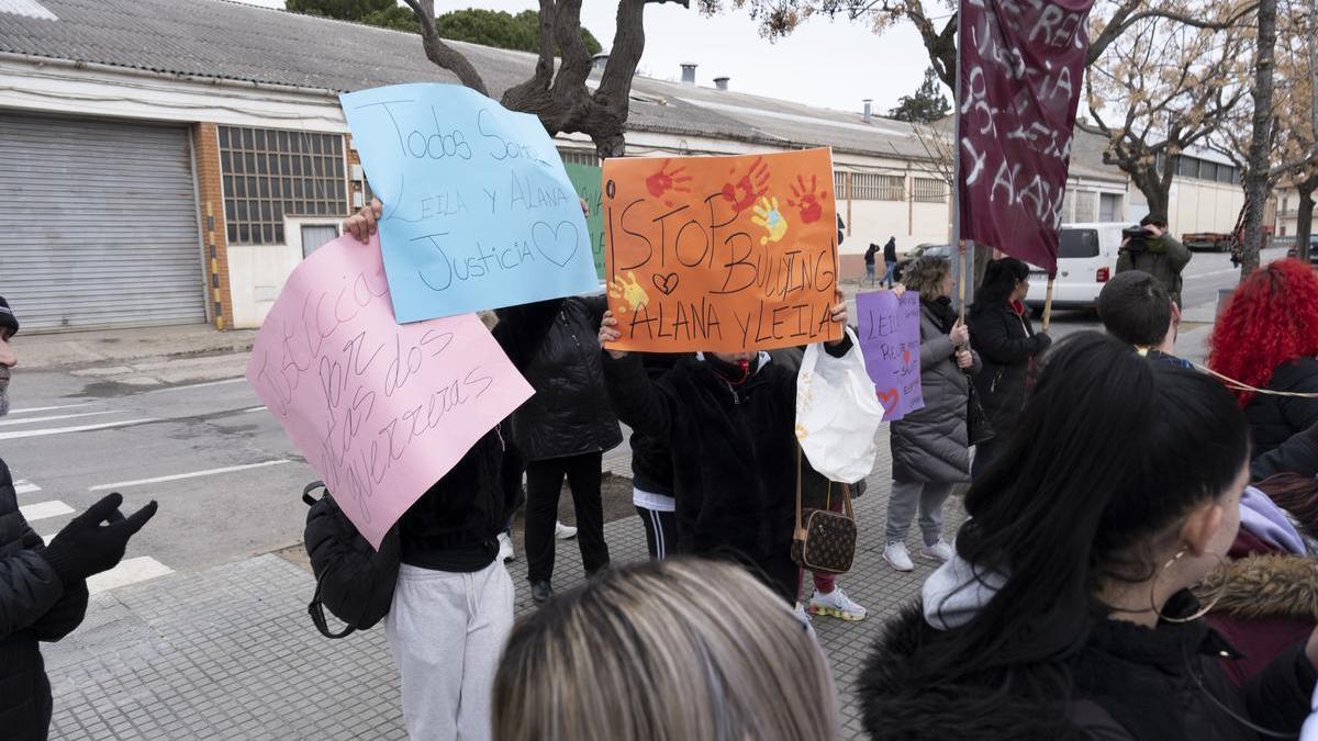Manifestación contra el &#039;bullying&#039; en el instituto Llobregat de Sallent.