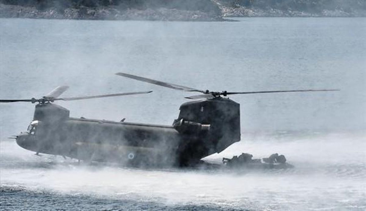 Maniobres 8 Un helicòpter de l’Exèrcit grec toca l’aigua durant un exercici de les forces especials al mar Egeu, l’abril del 2012. Maniobres 8 Un helicòpter de l’Exèrcit grec toca l’aigua durant un exercici de les forces especials al mar Egeu, l’abril del 2012.