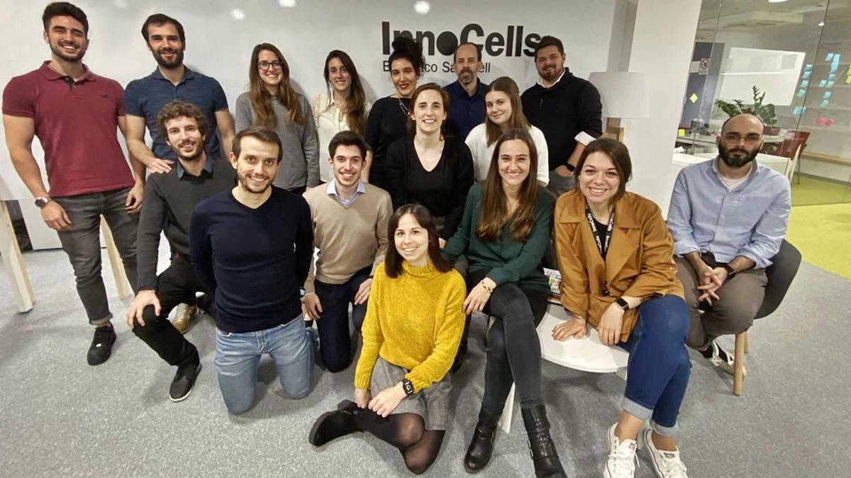 Imatge dels treballadors de l&#039;empresa Innocells, vinculada a Banc Sabadell.