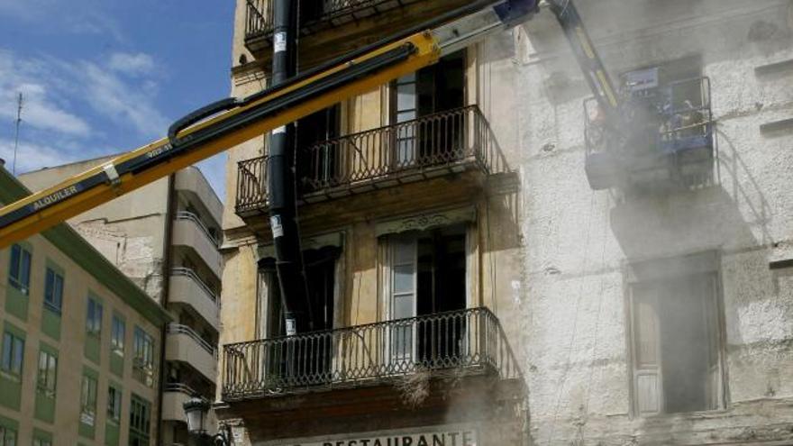 Los propietarios del antiguo Teatro Princesa, declarado en ruinas tras ser destruido por un incendio el pasado mes de febrero, han iniciado esta mañana las obras de derribo del inmueble situado en el centro histórico de Valencia.