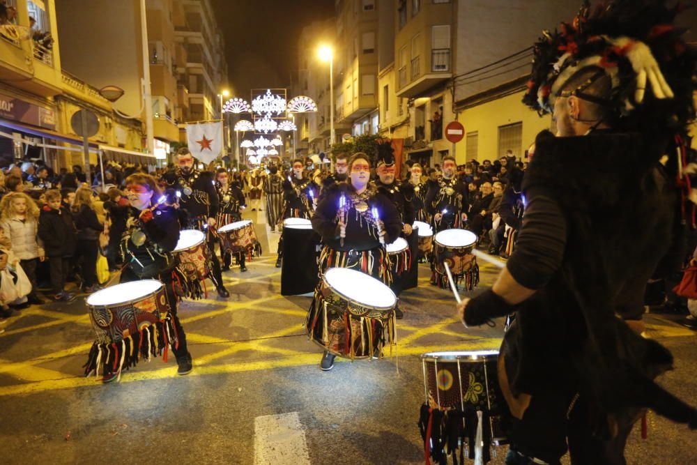 La cabalgata de los Reyes Magos en Elche ha recorrido el centro de la ciudad con 13 carrozas y más de 600 personas