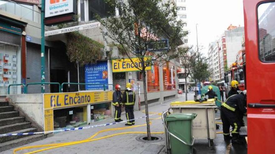Los bomberos en un conato de incendio ocurrido en agosto de 2013 en la discoteca Pirámide.