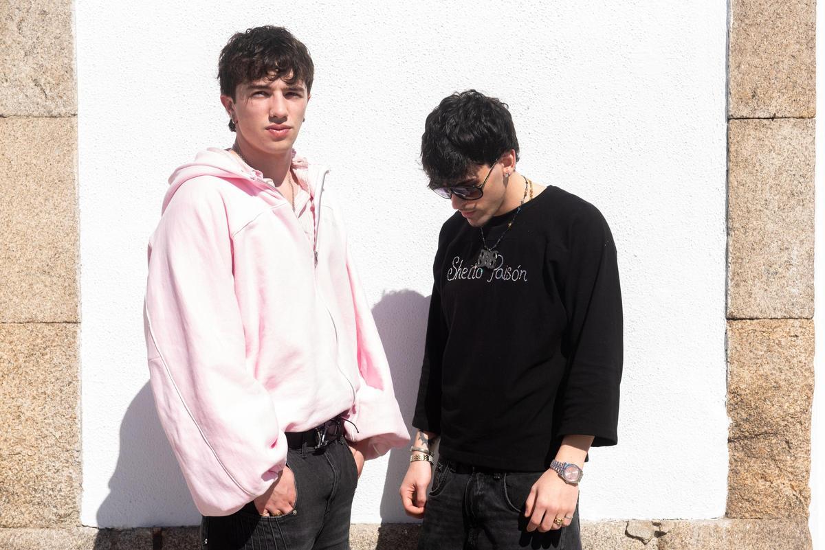 Stacy y Dobré, los diseñadores coruñeses detrás de la firma de moda Sheito Paisón.