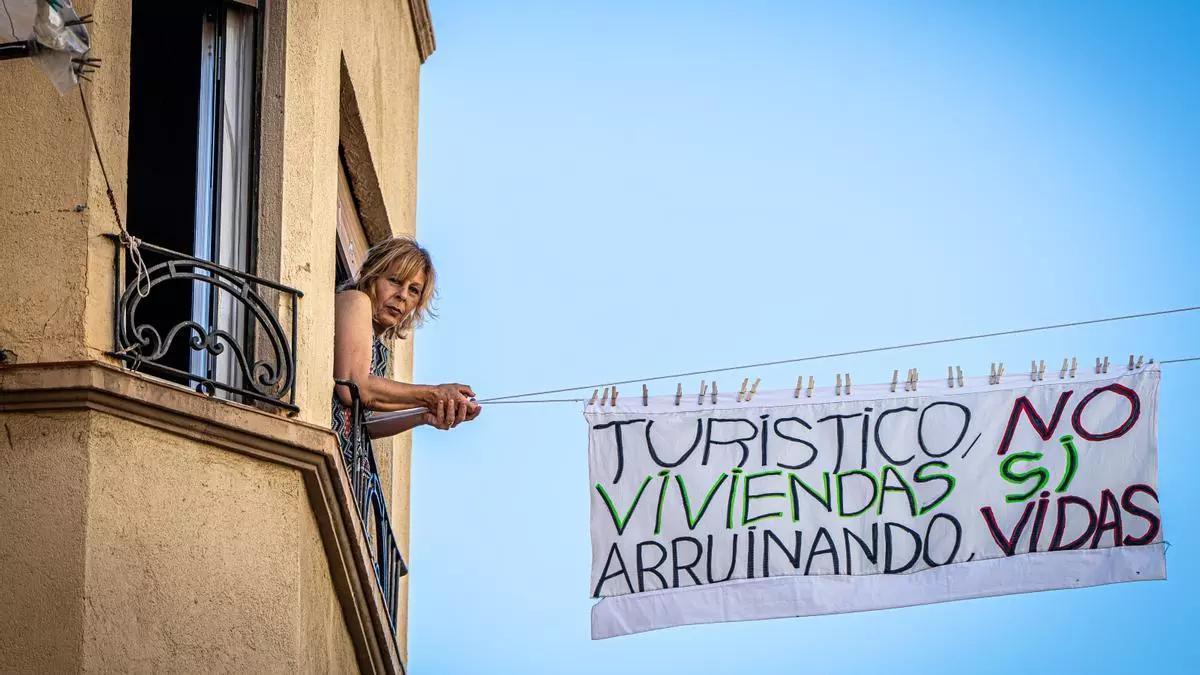 Una pancarta contra la proliferación de apartamentos turísticos