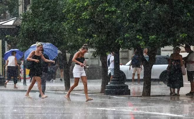 Tormenta en la Plaza del Ayuntamiento de València