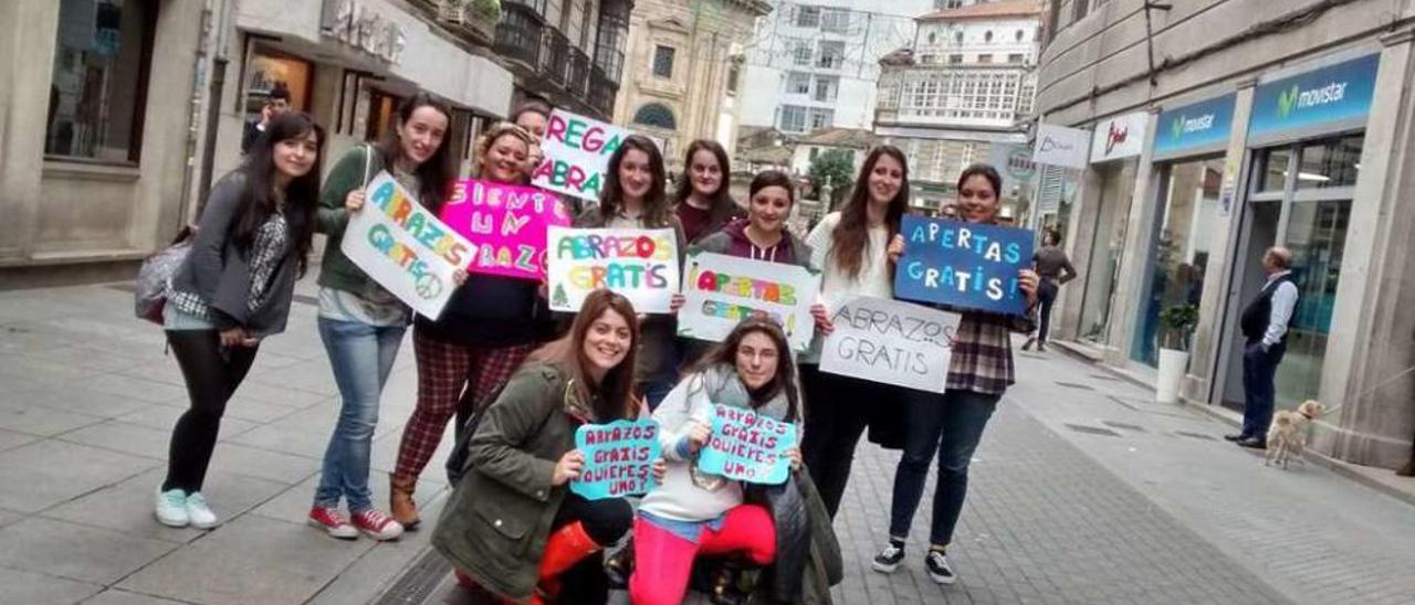 Alumnas del CIFP A Xunqueira, que ayer regalaron abrazos navideños. // Gustavo Santos