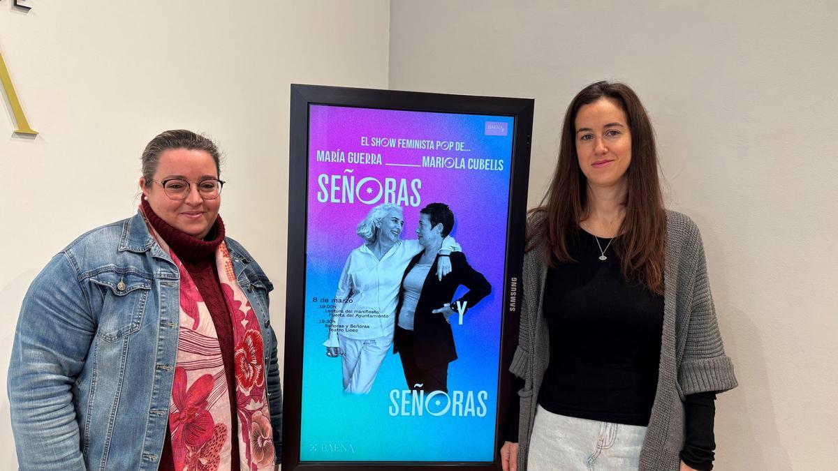Almudena Sevillano y Cristina Vidal junto al cartel de "Señoras y Señoras".