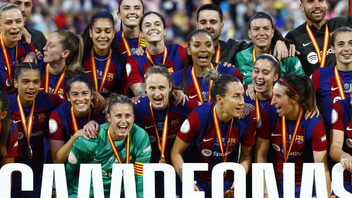 Las jugadoras del FC Barcelona celebran el título de la Copa de la Reina sobre el césped de La Romareda.