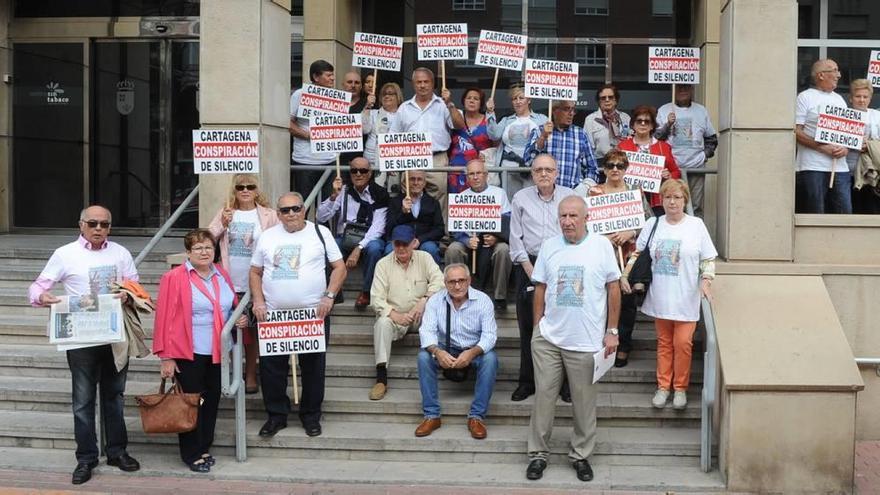 Protesta de afectados por amianto ante la Consejería de Salud el pasado mes de noviembre.