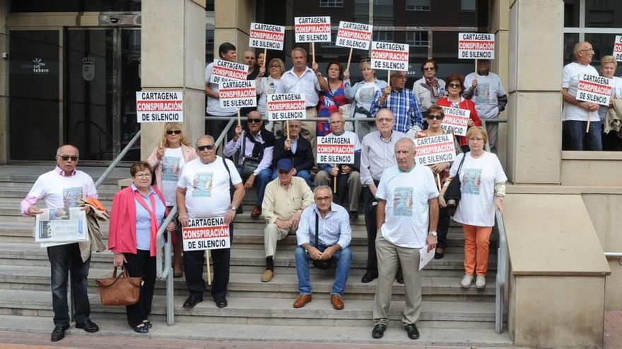 Protesta de afectados por amianto ante la Consejería de Salud el pasado mes de noviembre.