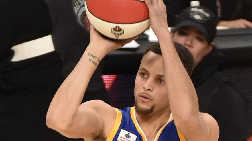 Curry rompe el récord de triples en una sola temporada