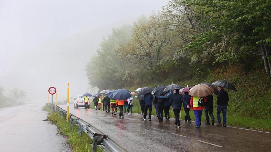 Con paraguas, niebla y cansancio, pero con muchas ganas: así arranca la marcha minera desde Tormaleo