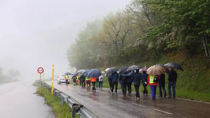 Con paraguas, niebla y cansancio, pero con muchas ganas: así arranca la marcha minera desde Tormaleo