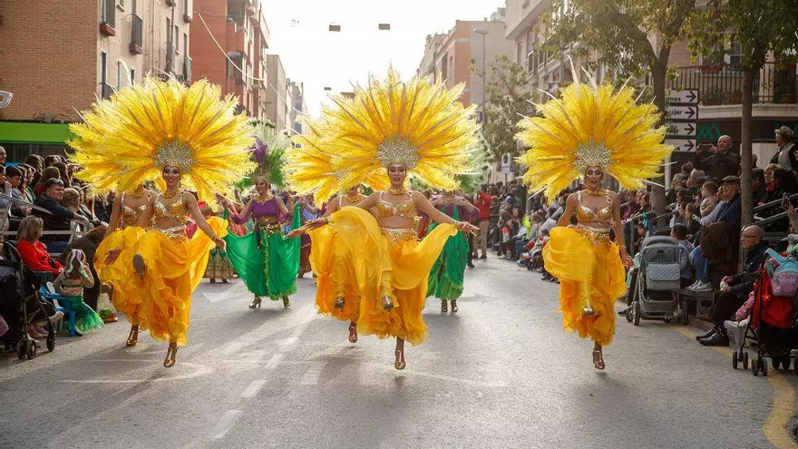 El Martes de Carnaval estalla en el Cabezo con Cupido, serpentinas y odaliscas