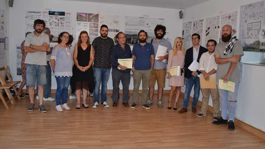 Componentes del jurado y premiados en el concurso de ideas del Club Social de Padornelo .