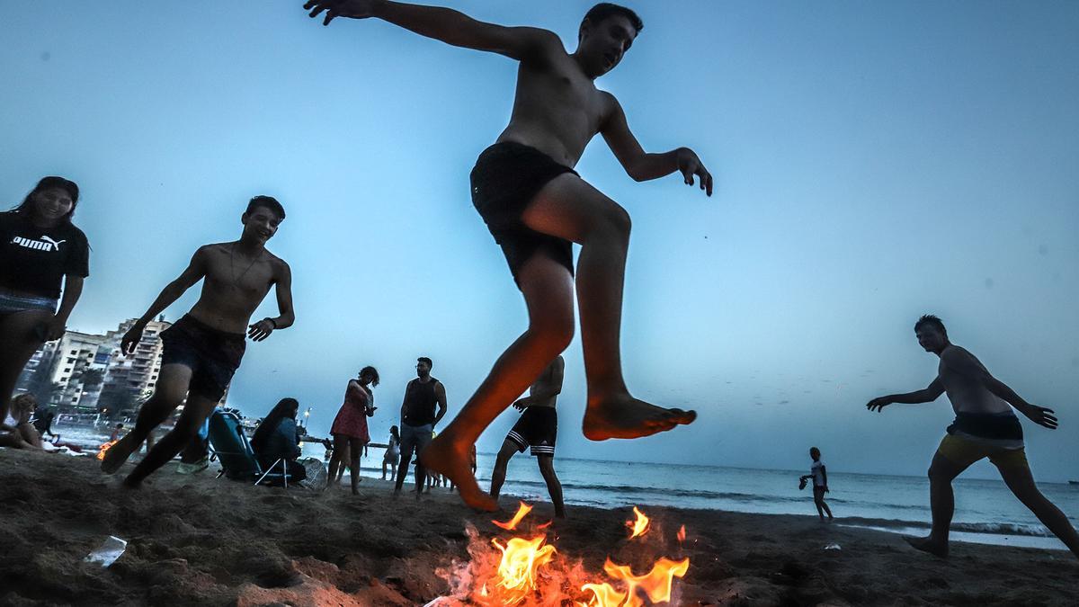 Celebración de la noche de San Juan en la playa del Cura de Torrevieja en 2019