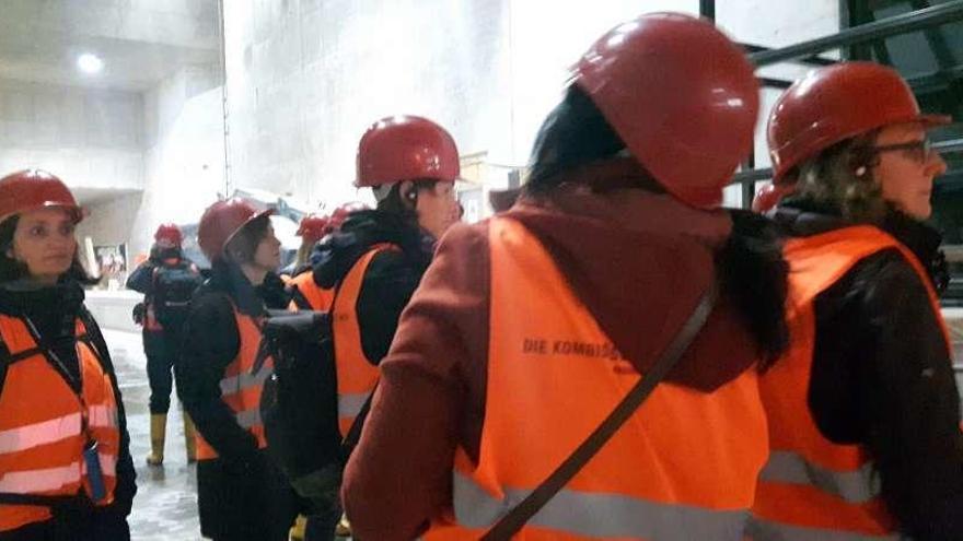 Esther Patruno, a la izquierda de la imagen, durante una visita a un túnel del transporte público. // Cedida