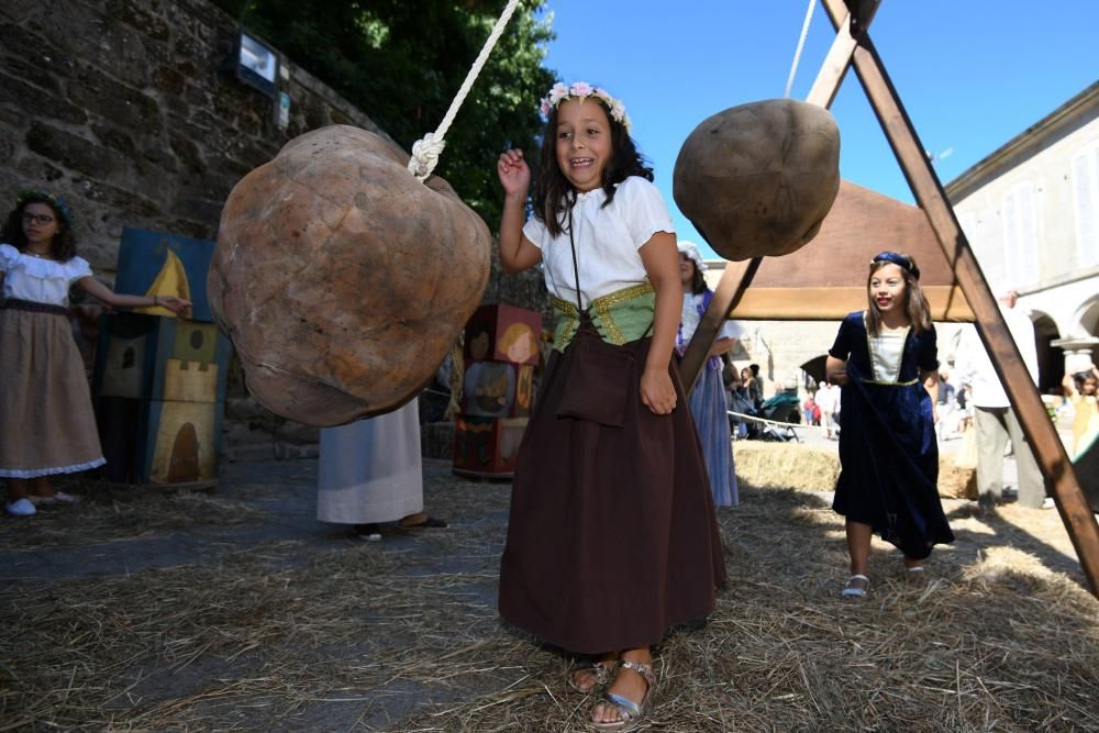 Miles de asistentes consolidan la Feira Franca como una de las fiestas históricas más destacadas de Galicia