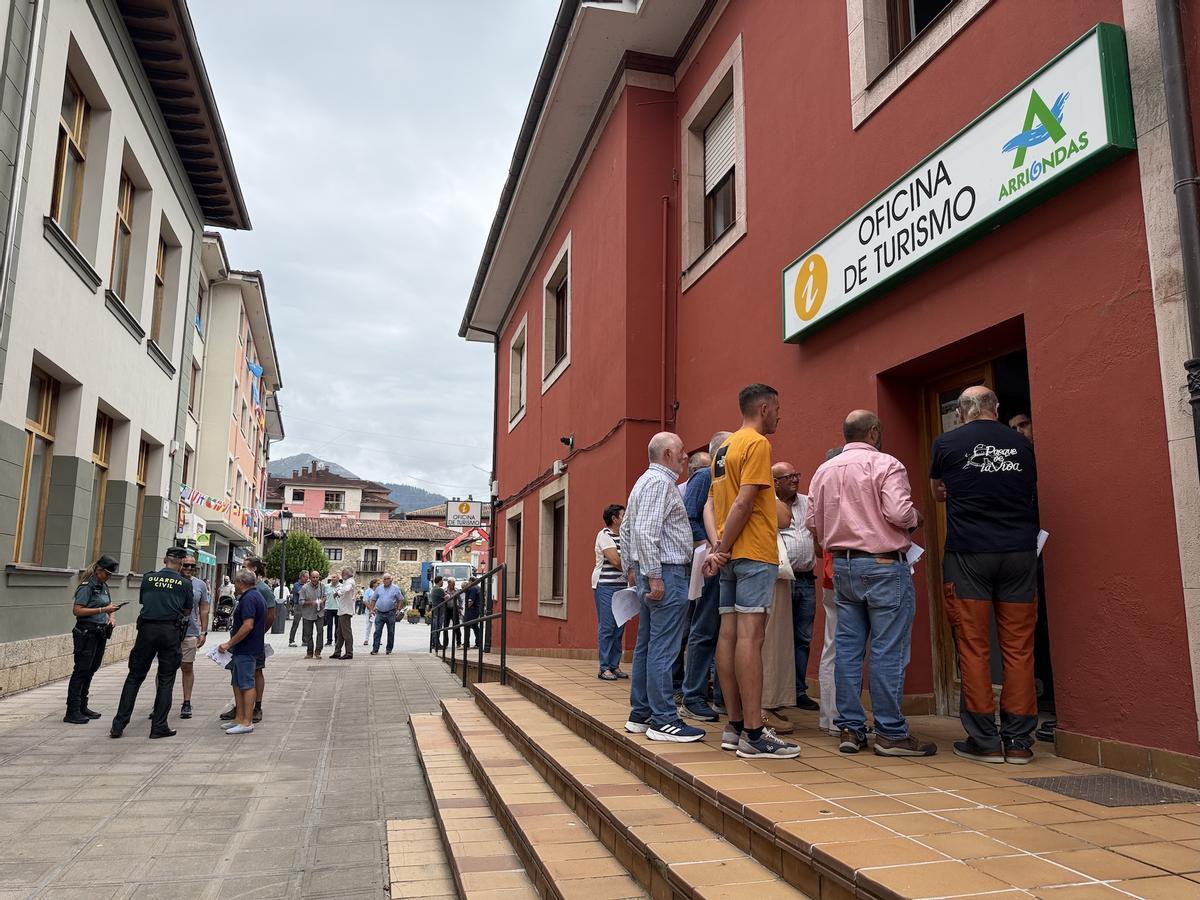 Protesta de vecinos de Llerandi (Parres) contra la destrucciòn de una laguna