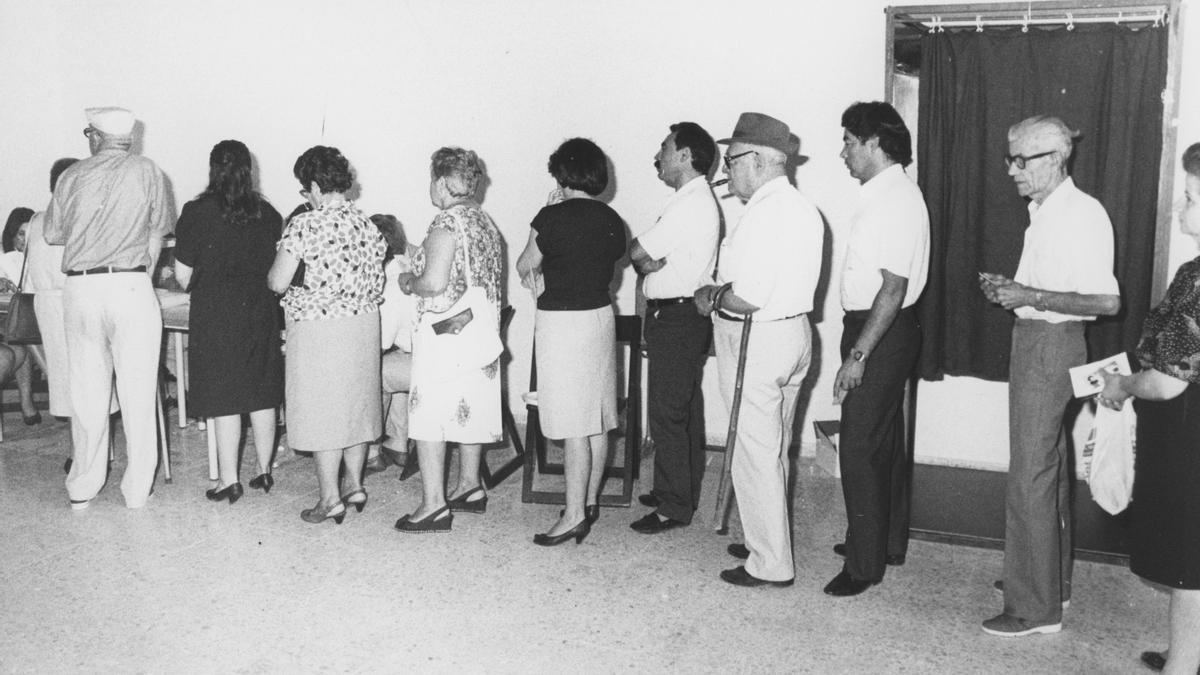 Varios cordobeses hacen cola para votar en las elecciones autonómicas del año 82.