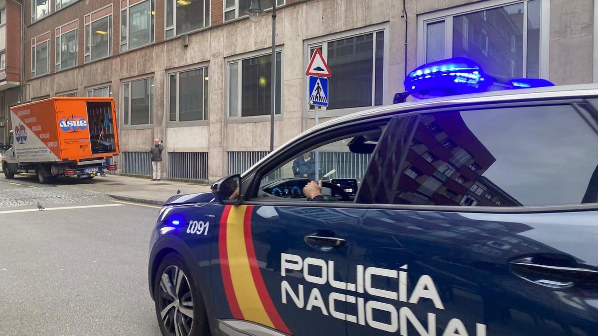 Uno de los vehículos policiales a su llegada al Juzgado de Avilés.