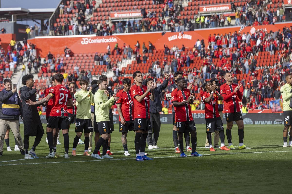Los jugadores del Mallorca agradecen el apoyo de la afición tras ganar al Espanyol.
