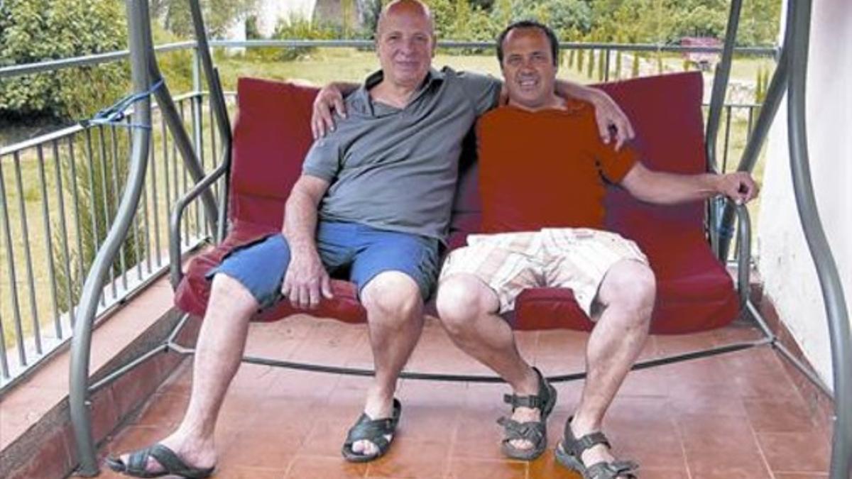 Enric Cumi y Enric Xargay descansan en un balancín en casa del primero, en Besalú.