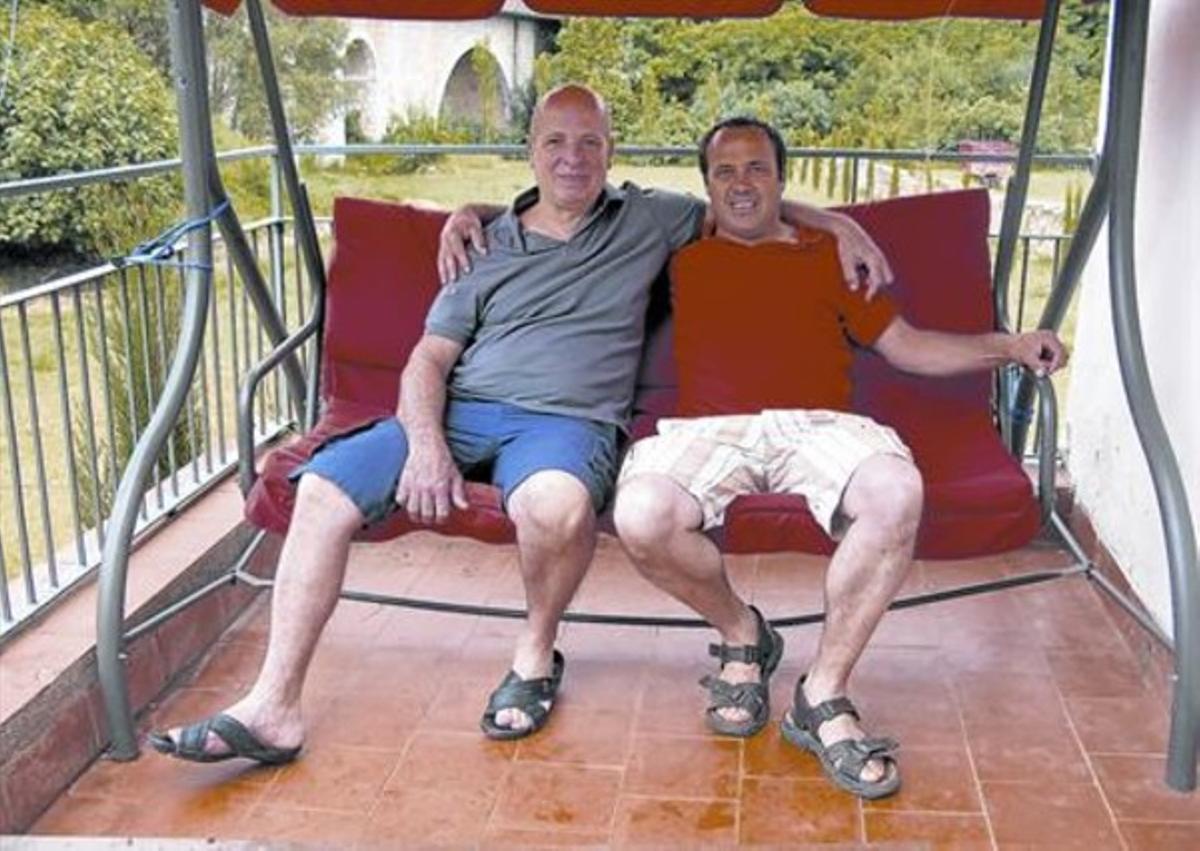 Enric Cumi i Enric Xargay descansenen un balancí a casadel primer, a Besalú. Enric Cumi i Enric Xargay descansenen un balancí a casadel primer, a Besalú.
