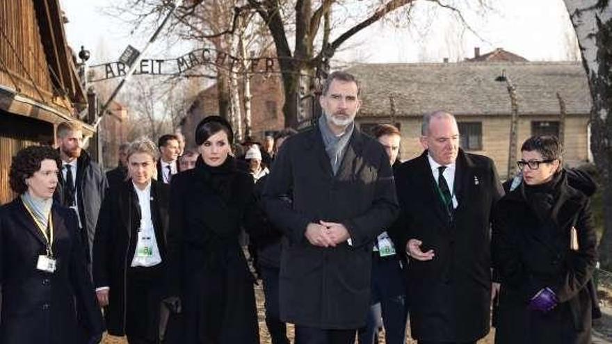 Los reyes y la ministra de Exteriores, tras la ceremonia. // C.R.