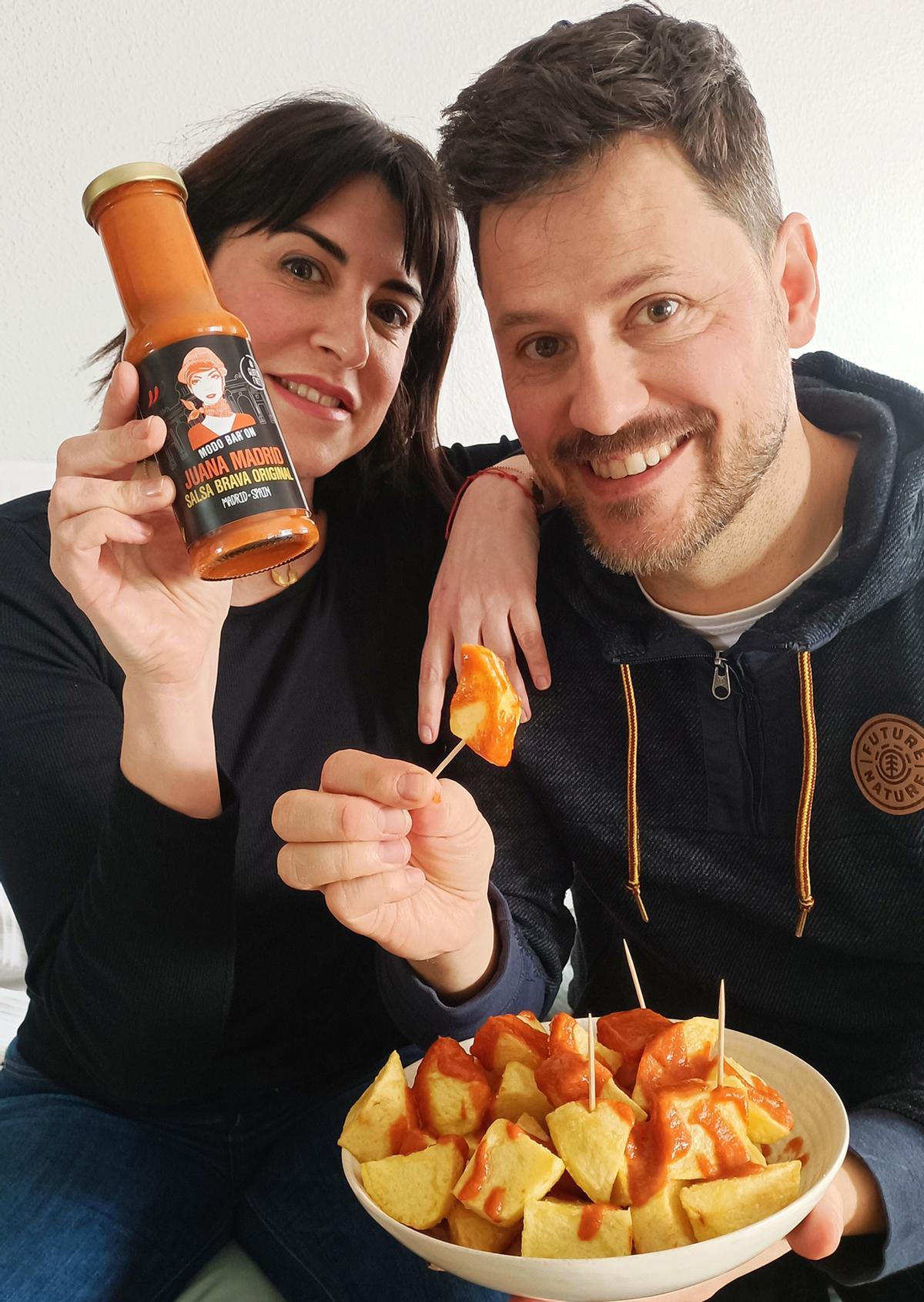 Ana y Juanma, tercera generación que desde 2018 fabrica y comercializa la salsa brava familiar Juana Madrid, creada en 1963.