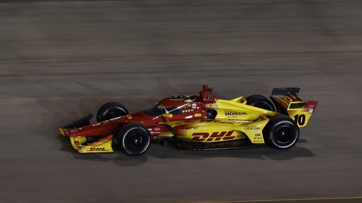 Álex Palou rodando en el oval de Nashville