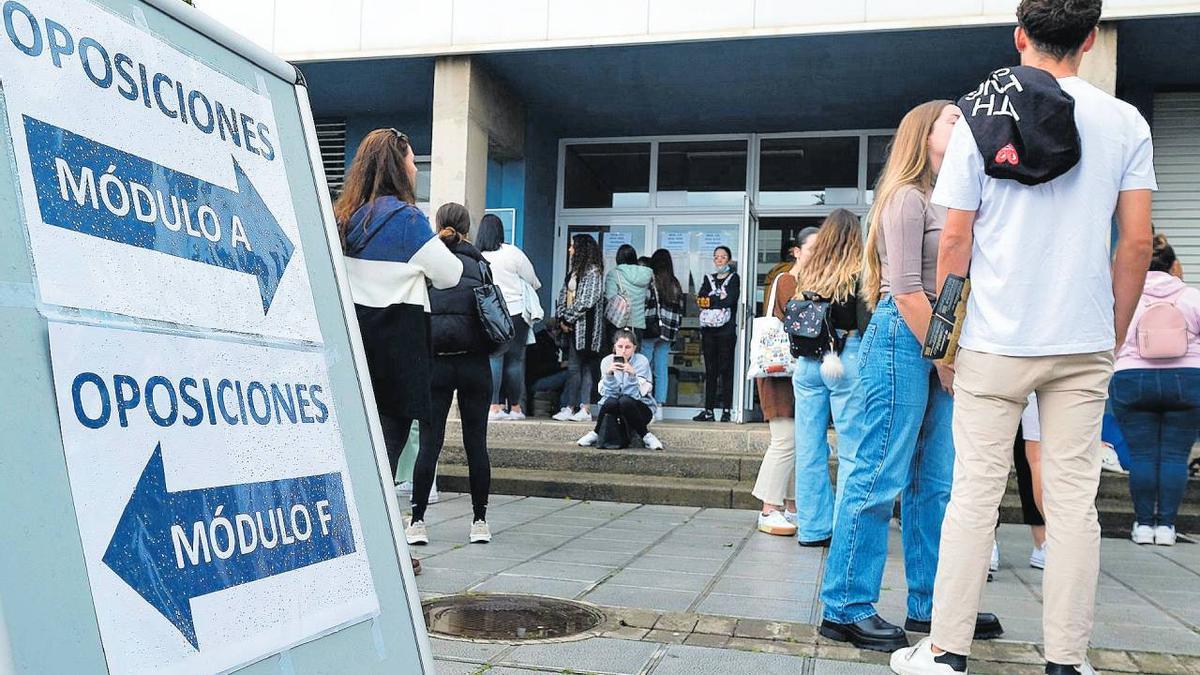 Opositores en una de las pruebas selectivas en el campus de Tafira de la capital grancanaria.