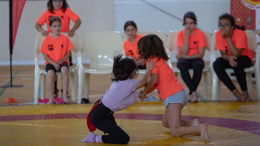 Un momento de la competición de lucha para escolares en Los Alcázares. | LOYOLA PÉREZ DE VILLEGAS