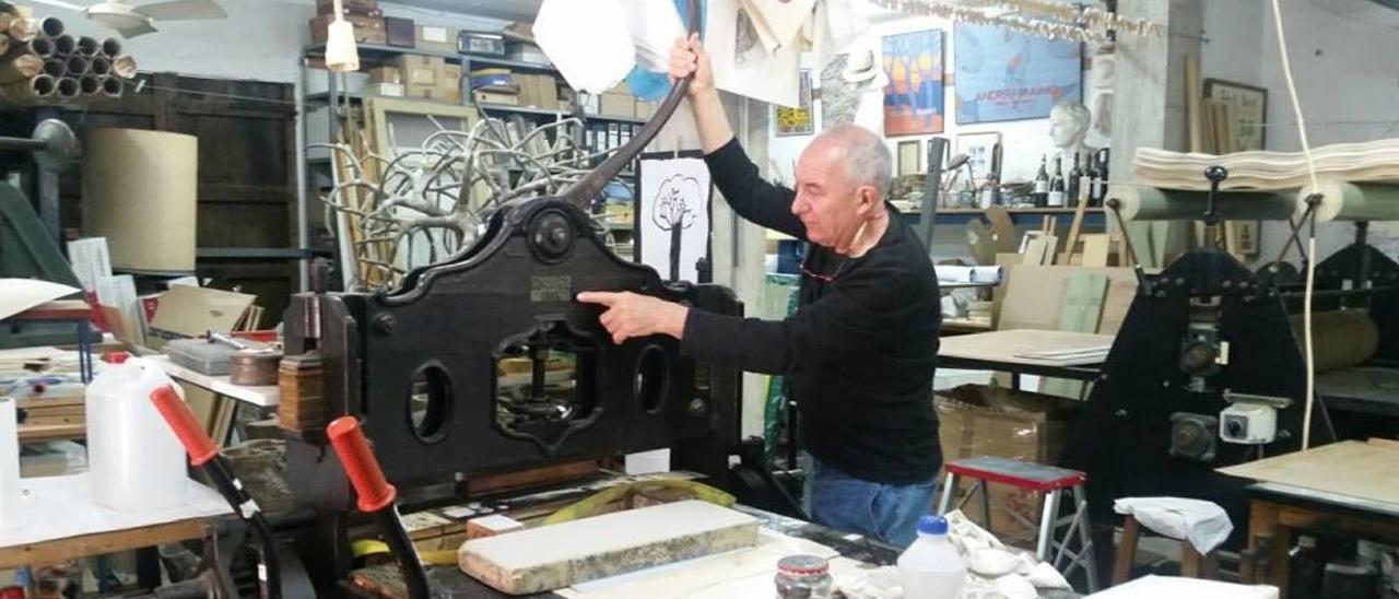 Andreu Maimó trabajando con la Erasmus Sutter en su taller de Felanitx.