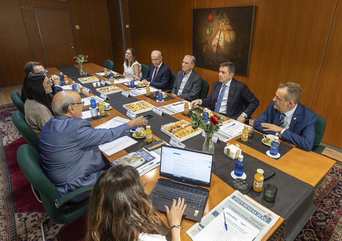 Los contertulios sentados en la mesa al inicio del debate sobre los retos, desafíos y proyectos de los colegios profesionales.