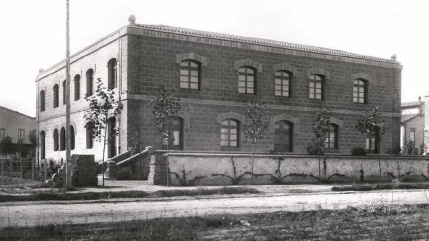 la evolución durante Tres cuartos de siglo en imágenes.Edificio del Casino en 1924. f levante-emv Niñas de comunión en la tradicional chocolatada que ofrecía el Casino. f Levante-EMV La sonada actuación de Los Tres Sudamericanos. f Levante-EMV Torneo de ajedrez, una tradición que se mantiene. f Levante-EMV La entrada de la Gerencia nevada en 1946. f Levante-EMV Imagen reciente del bar del Casino. f Levante-EMV