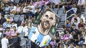 Un aficionado sujeta una pancarta con la imagen de Lionel Messi durante la presentación del jugador argentino con el Inter Miami, este domingo.