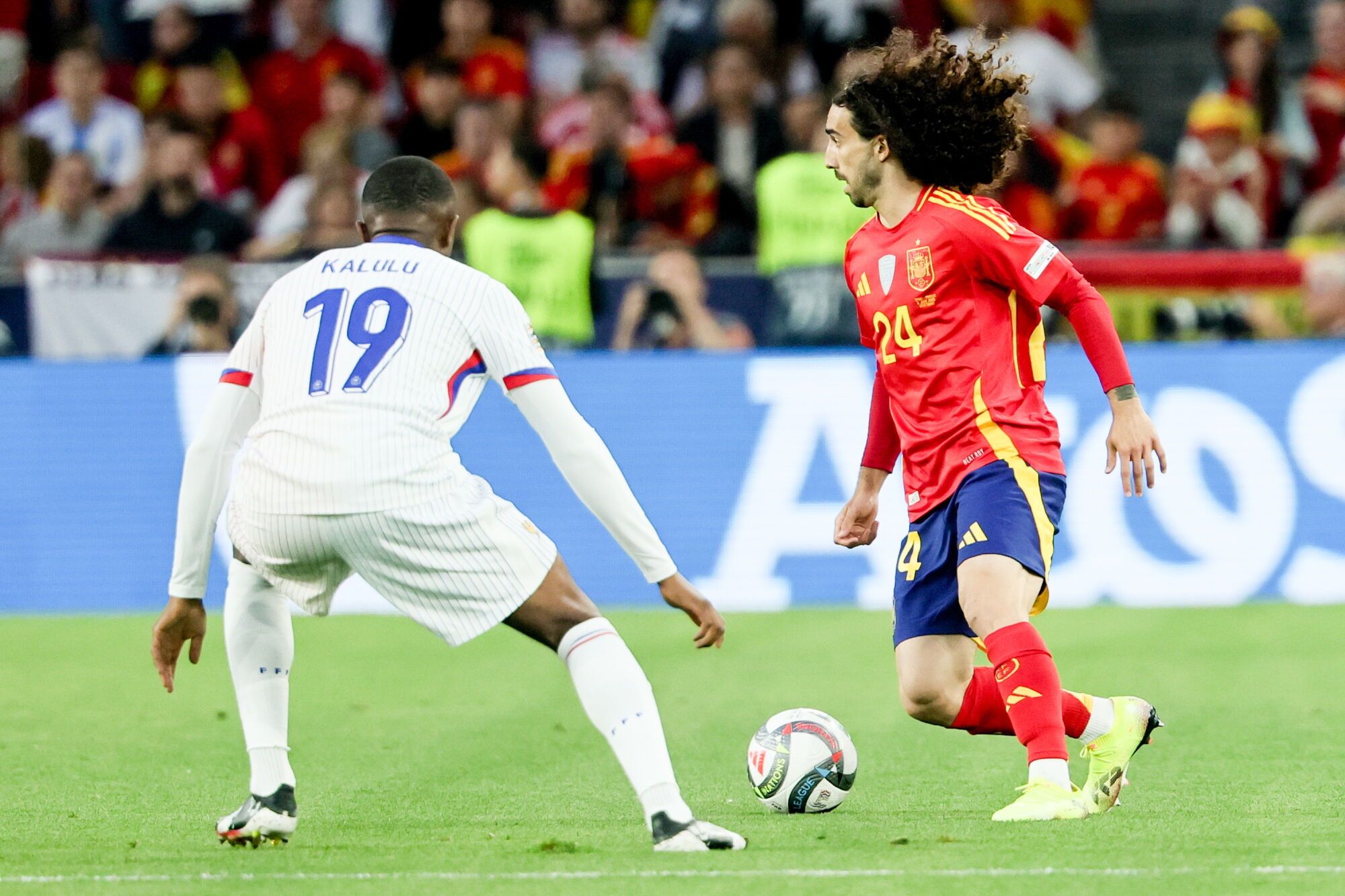 Stuttgart (Germany), 05/06/2025.- Spain’s Marc Cucurella (L) in action against France's Pierre Kalulu during the UEFA Nations League semi-final soccer match between Spain and France, in Stuttgart, Germany, 05 June 2025.  (Francia, Alemania, España) EFE/EPA/RONALD WITTEK