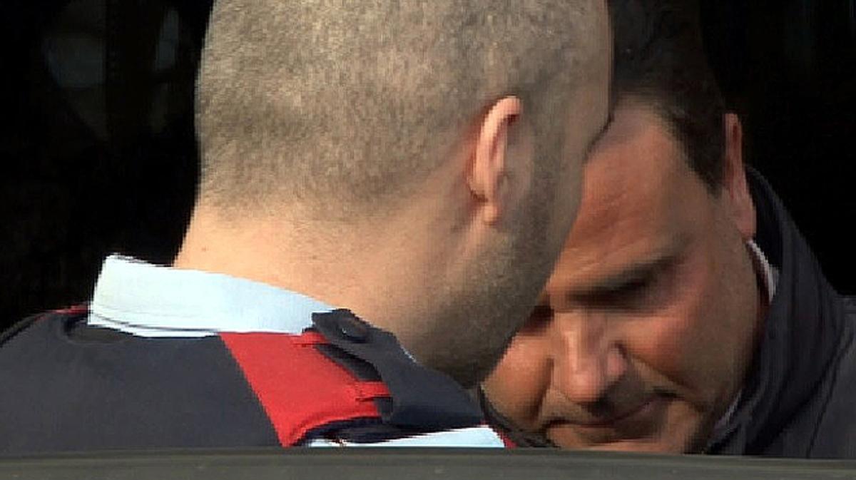 Imatges de recurs del presumpte homicida de la dona desapareguda als Pallaresos entrant al vehicle dels Mossos d’Esquadra que l’ha traslladat dels jutjats a la presó.