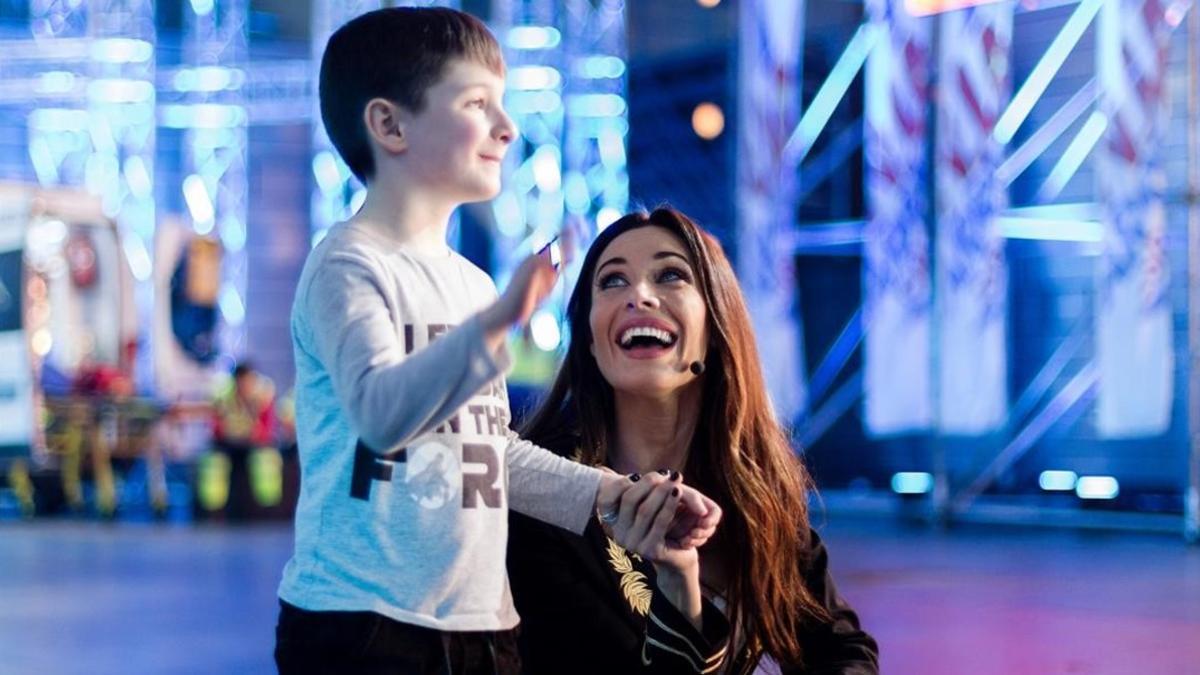 Pialr Rubio, con un niño, en 'Ninja warrior'