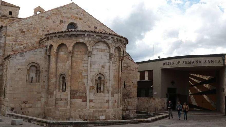 El Museo de Semana Santa junto a la iglesia de Santa María la Nueva.