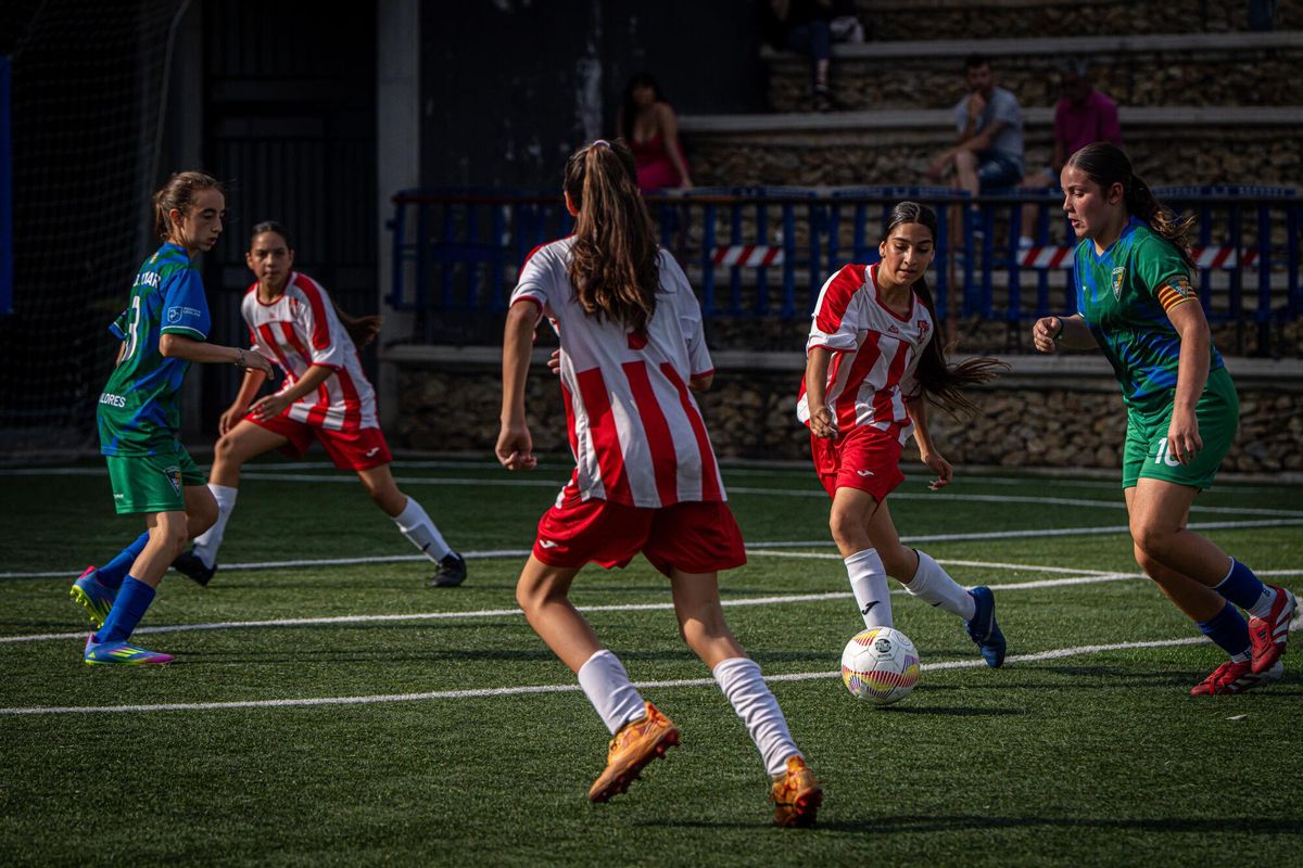 Las niñas gitanas lideran el cambio del fútbol femenino en La Mina Las niñas gitanas lideran el cambio del fútbol femenino en La Mina