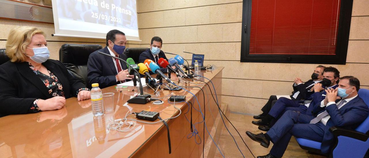 Albarracín, en el centro, compareció junto a los vicepresidentes de la Croem. | JUAN CARLOS CAVAL